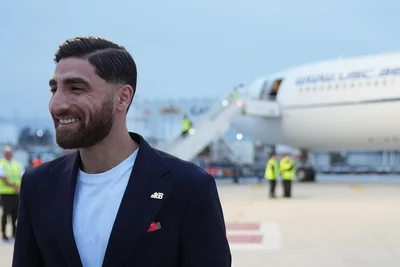 Mit einem Ansteckpin weisen die iranischen Spieler, hier Alireza Jahanbakhsh, auf die Zahl der Toten nach einem US-Angriff auf eine Grundschule hin.