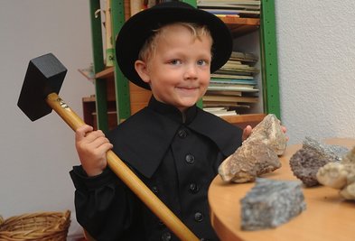 
              <p class="artikelinhalt">Der fast fünfjährige Andre auf dem Keller ist das jüngste Mitglied der Historischen Freiberger Berg- und Hüttenknappschaft. Er tritt in die Fußstapfen seiner Großeltern.</p>
            
