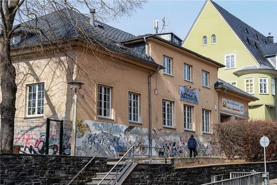 Mit Geld aus einem Programm zur Finanzierung von Corona-gerechten Raumlüftungsanlagen will Treuen ihre fünf Kindereinrichtungen sowie das Kinder- und Jugendzentrum Juzet (im Bild vor dem Beginn der Sanierung in diesem Jahr) modernisieren. Die Stadt rechnet mit einem Zuschuss von rund 577.400 Euro. 