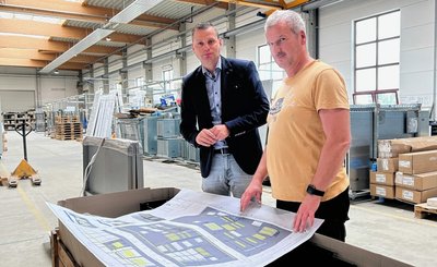 Andreas Schramm, Inhaber und Geschäftsführer der Frankenberger Maschinen- und Anlagenbau GmbH, und Teamleiter Carsten Klose (v.l.) besprechen Details der neuen Anlage, die in dieser Halle errichtet wird. 