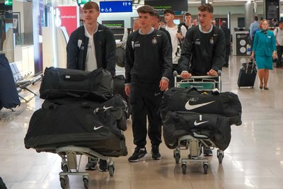 Die Jüngsten im Team schieben das Gepäck: Paul Seidel (links) neben Theo Kretschmer und Lukas Schimkus (rechts).