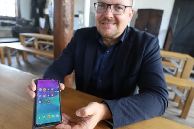 Die häufige Benutzung sieht man dem Smartphone von Steve Ittershagen an. Der Desktop-Hintergrund ist ganz sachlich.