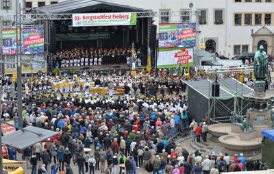 Das Bergstadtfest - hier ein Archivbild von der Großen Bergparade 2018 auf dem Obermarkt - soll nach zwei Jahren Corona-Zwangspause dieses Jahr wieder die Besucher nach Freiberg ziehen. 