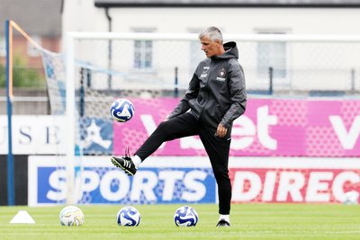 Aue-Cheftrainer Jens Härtel jongliert mit dem Ball.