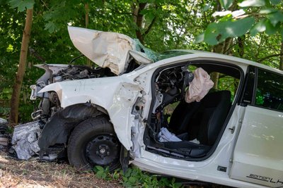 Nach dem Aufprall eines Autos am 4. Juli bei Mittweida auf einem Baum war das Fahrzeug Schrott. Der Fahrer verletzte sich so stark, dass er am Unfallort verstarb.