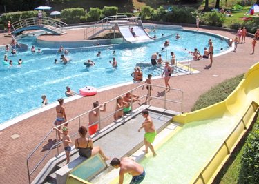 Das Erlebnisbad Mulda - hier ein Foto aus sonnigen Tagen - wird bis kommenden Juni energetisch saniert und bekommt neue Spielgeräte.
