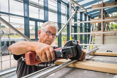 Fassadenmonteur Lutz Landeck von der Firma Syfatec Ludwig GmbH aus Döbeln bei Arbeiten im neuen Gartenhaus.