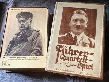 Motive des gestohlenen Führer-Quartetts, das in Oelsnitz anonym zurückgegeben wurde, zeigen Reichspräsident Paul von Hindenburg und den nationalsozialistischen Diktator Adolf Hitler.