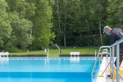 Im Freibad in Sehma war alles angerichtet für eine gute Freibad-Saison. Bademeister Peter Rülke muss stattdessen ein bislang ernüchterndes Fazit ziehen.