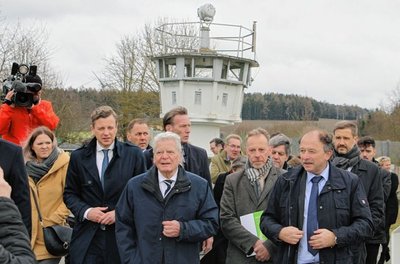 Der ehemalige Bundespräsident Joachim Gauck schaute sich am Mittwoch auch das Außengelände des Deutsch-Deutschen Museums in Mödlareuth an. Das Medieninteresse war groß.