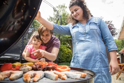 Grillen mit Vorsicht: Wegen ihres geringeren Körpergewichts und eines weniger ausgereiften Entgiftungssystems reagieren Kinder empfindlicher auf Schadstoffe im Grillgut.