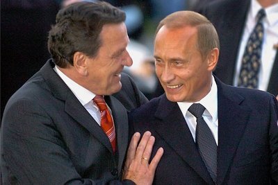 Mehr als eine Männerfreundschaft: Altkanzler Gerhard Schröder (SPD/l.) und Präsident Wladimir Putin. Schröder arbeitet für russische Staatskonzerne.