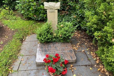 Das Grab von Karl Veken und Katharina Kammer-Veken auf dem Friedhof in Augustusburg. Die Stele schuf der Bildhauer Volker Beier.