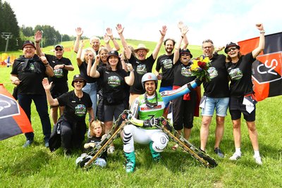 Mit seinem Fanclub im Rücken gewann Marcel Knapp die Weltcup-Premiere in Neudorf.