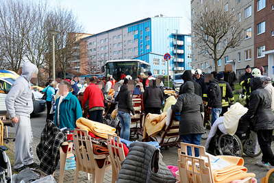 Mehr als 100 Menschen wurden in Sicherheit gebracht.