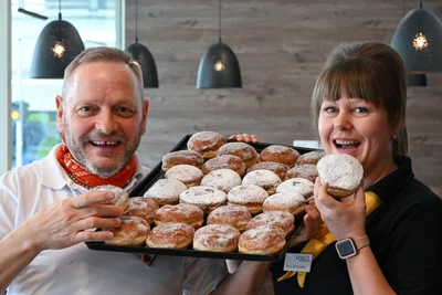 In der Bäckerei Voigt in der Innenstadt zeigen Mario Koch (links) und Isabell Schwalbe (rechts) die fertigen Pfannkuchen.