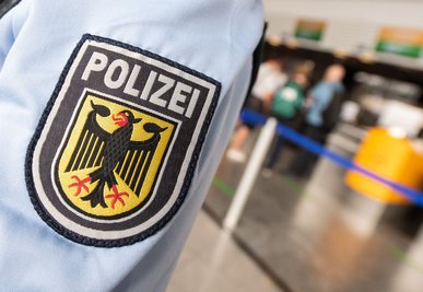 Ziel der Dokumentenprüfung ist es, eine unerlaubte Einreise in die Staaten der Europäischen Union zu verhindern. (Symbolbild)
