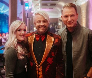 Moderator und Entertainer Ross Antony (Mitte) empfing "Zwei wie Eins", Theres Sallmann (links) und Philipp Müller in seiner Show. 