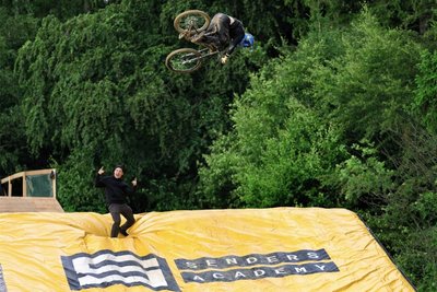 Ein Sprung, der im Riesen-Airbag landet. Er wird die neue Attraktion der Bikewelt.