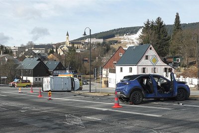 Der Unfall passierte auf der B 95, die für einige Zeit voll gesperrt werden musste.