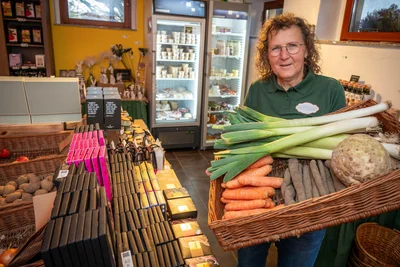 Carmen Hainich hat auch frisches Gemüse aus eigenem Anbau im Angebot.