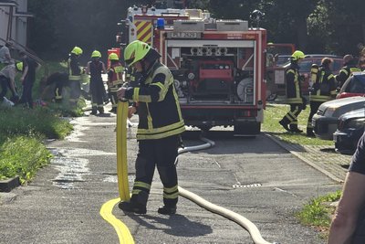 Aufräumarbeiten nach dem Feuerwehreinsatz in Haselbrunn am Mittwoch.