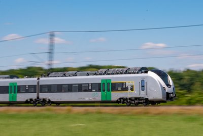 Ein Akkuzug von Hersteller Alstom, hier bei einer Fahrt im Testcenter im tschechischen Cerhenice.