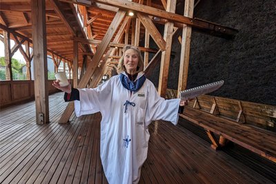 Singen sollte ärztlich verordnet werden, sagt Annelie König. Im Gradierwerk Bad Salzungen stimmt sie Lieder an.