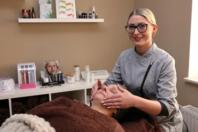 Kosmetikerin Anna Stefan in ihrem Studio in Schwarzenberg bei einer Hautreinigung.
