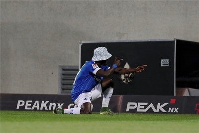 Mit Mütze: Braydon Manu feiert seinen Treffer zum 3:0 für Darmstadt.