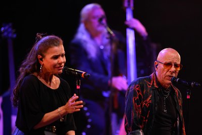 Die Sängerin Julia Neigel und Sänger Toni Krahl beim Auftakt der Elektro Akustik-Tour der Band Silly.