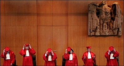 Das Bundesverfassungsgericht hat die bisherigen Hartz-IV-Leistungen für verfassungswidrig erklärt. Dem in Karlsruhe verkündeten Urteil zufolge muss der Gesetzgeber bis zum Jahresende die Leistungen neu fassen und für Kinder grundsätzlich neu berechnen. Schon bis dahin können Hilfebedürftige ergänzende Leistungen beanspruchen, wenn dies für ein menschenwürdiges Existenzminimum erforderlich ist.