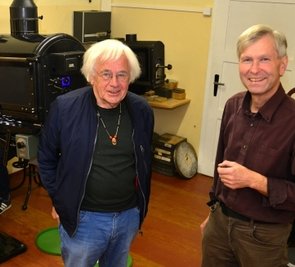 Rainer Simon (l.) im Vorführraum im "Welt-Theater" mit dem Vereinschef Falk-Uwe Langer. 