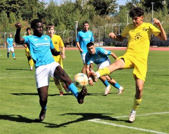 Klare Sache: In der U-19-Regionalliga gewann der CFC um Kingsley Akindele (links) mit 8:0 gegen den VfB Fortuna (hier Junis Medjadji). 