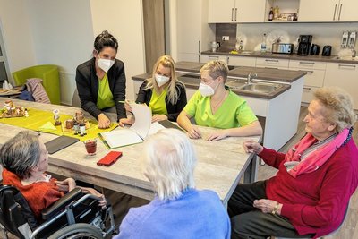 Nadine Treichel, Janine Albert und Franziska Groth vom Team des A-spera-Seniorenpflegedienstes (hinten, von links) mit Regine Grimm, Elfriede und Heike Spindler im Gemeinschaftsraum der neu eröffneten Wohngemeinschaft.