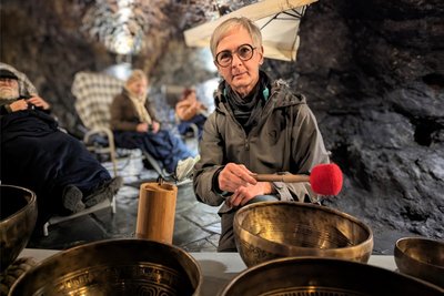 Gesunde Luft und meditative Klänge: Andrea Röttig lädt zur Klangschalen-Entspannung im Heilstollen von Saalfeld.