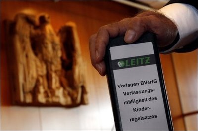 Die Hartz-IV-Regelungen sind verfassungswidrig. Das Bundesverfassungsgericht gab in einem in Karlsruhe verkündeten Urteil dem Gesetzgeber auf, die Vorschriften zur Berechnung der Leistungen bis zum Jahresende neu zu fassen.