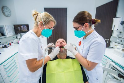 Dr. Carmen Pohl (l.) mit der Zahnmedizinischen Fachangestellten Luise Kahle. Dental-Family hat bereits 14 Zahnärzte ausgebildet.