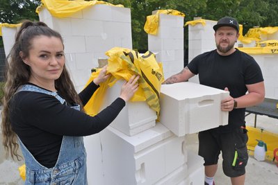Melanie und Enrico Lorenz auf ihrer Baustelle. Eigentlich hätte das Haus schon fertig sein sollen.