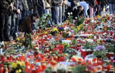 Zwölf Monate nach der Bluttat des 17-jährigen Tim K. ist in Winnenden selbst beim Trauern noch keine Normalität eingekehrt. Auch bei den Angehörigen der Opfer sind die Wunden noch längst nicht verheilt. (Archivbild)