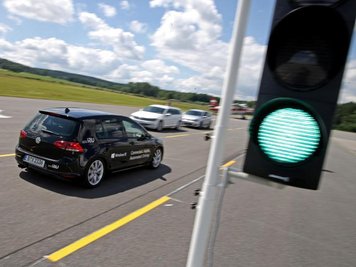 Ein automatisiert fahrender VW Golf der IAV GmbH fährt über eine Teststrecke.