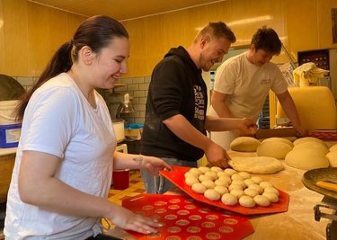 Wer schaffen will, muss fröhlich sein. Nach einer Woche Urlaub öffnete der Zeidlers-Bäck in Unterheinsdorf am gestrigen Dienstag wieder. Am Montag wurden dafür in der Backstube die Vorbereitungen getroffen. Gesellin Angelina Wendt, Bäckermeister Tommy Leidereiter und Geselle Maximilian Ludwig (von links) beim Rollen und Stechen des Semmelteigs. 