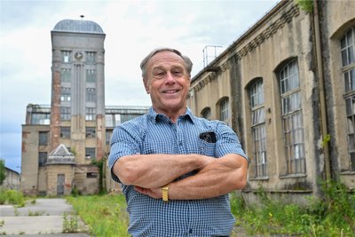 Der Chemnitzer Immobilienkaufmann Karlheinz Radschinsky auf dem Gelände des einstigen VEB „8. Mai“ im Stadtteil Siegmar. Er ist mit der Suche nach einem Käufer für das zweieinhalb Hektar große Areal beauftragt. Seit den 1990er-Jahren hat die Brache schon mehrfach den Besitzer gewechselt.