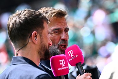 Bei der Fußball-WM ist Jürgen Klopp (r.) derzeit mit Weltmeister Thomas Müller als TV-Experte im Einsatz.