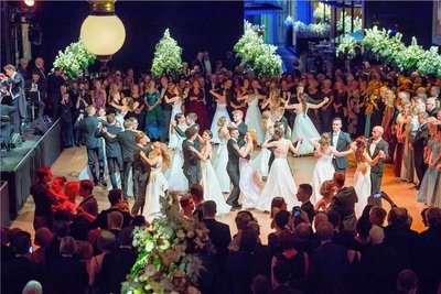 Beim Opernball zeigen die Debütanten eine Choreografie. An deren Ende tanzen auch die Ballgäste mit. 