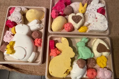 Zu Ostern gibt es in Hainichs Hofladen selbst hergestelltes Eis in Hasen-, Ei- oder Blumenform.