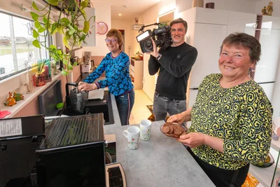 Silke Gampe, Kameramann Marko Becke und Kerstin Gampe (von links) im Tiny House.
