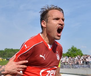 Zwickaus Aufstiegshelden wie Torhüter Marian Unger (Mitte) nahmen nach dem Abpfiff ein Bad in der rot-weißen Menge. Nach 18 Jahren ist der FSV zurück im Profifußball.