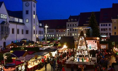 2019 haben die Freiberger letztmals vor der Pandemie ihren Christmarkt als großes Adventspektakel mit rund 90 Ständen auf dem Obermarkt ausgerichtet. In diesem Jahr soll einer der bekanntesten Weihnachtsmärkte im Erzgebirge wieder mit großem Programm anziehen. 