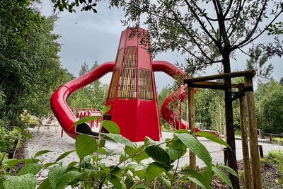 Wahrzeichen, weit sichtbar, umringt von Grün: der Spielturm als Hommage an den Gießereiturm.